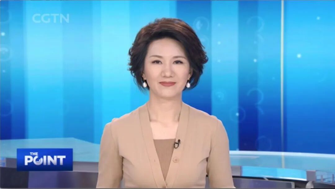 她是总台首届十佳播音员主持人直播辩论不卑不亢自信从容