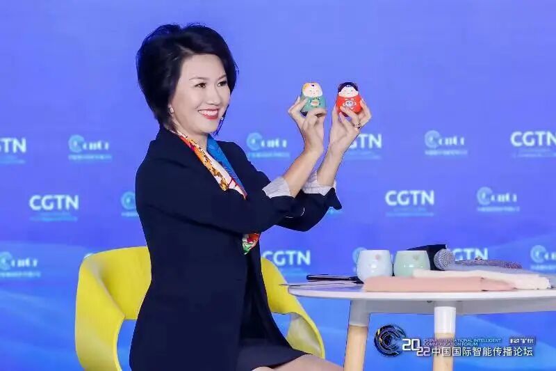 她是总台首届十佳播音员主持人直播辩论不卑不亢自信从容