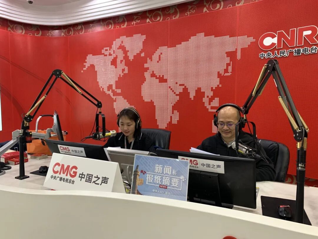 方亮:我从小就天天抱着半导体听广播,当时很多播音员的声音都充满了