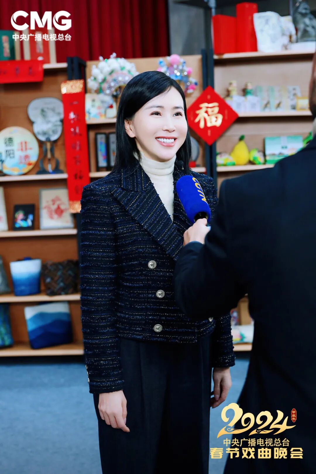 她既是主持人又是导演,气质优雅动人深受观众喜爱