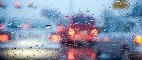 【注意】路遇暴雨，到底能不能开双闪？
