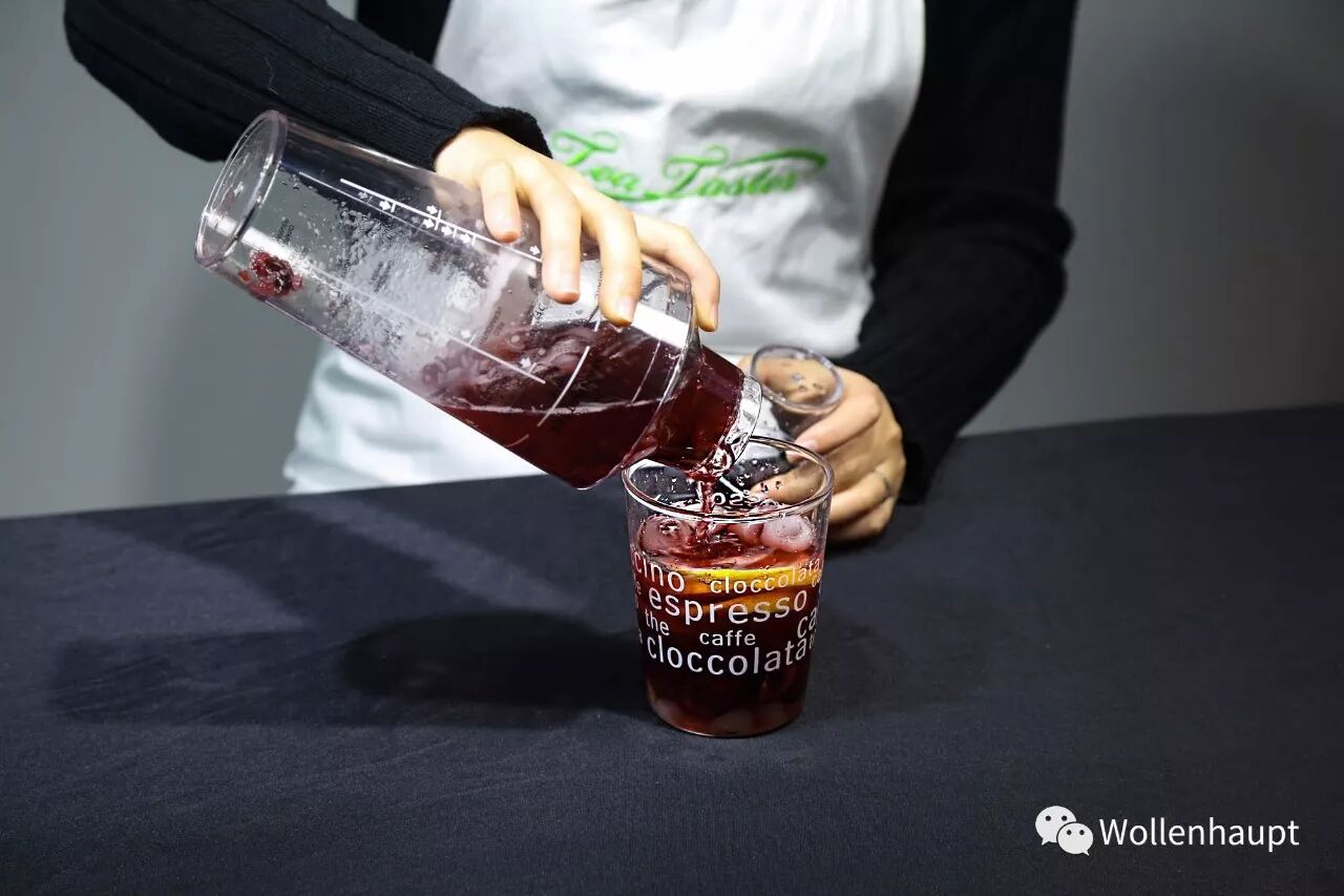 在雪克杯中加入冰块150g,50g樱桃果肉,果糖20ml,茶汤250ml,雪克均匀.