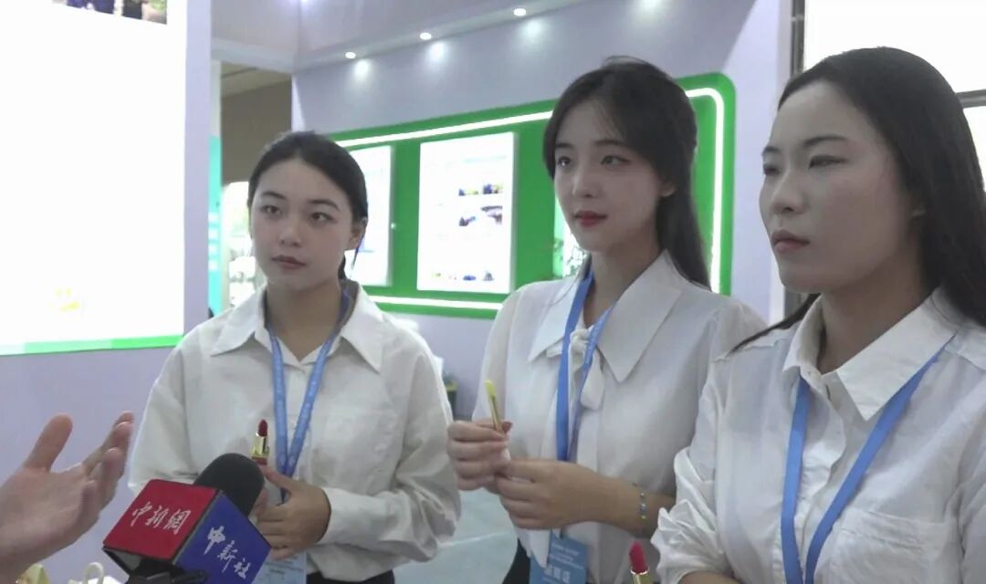 樟树第56届全国药材药品交易会上，来自医药院校的学子向记者介绍“中药+”口红展品。姜涛 摄.jpeg