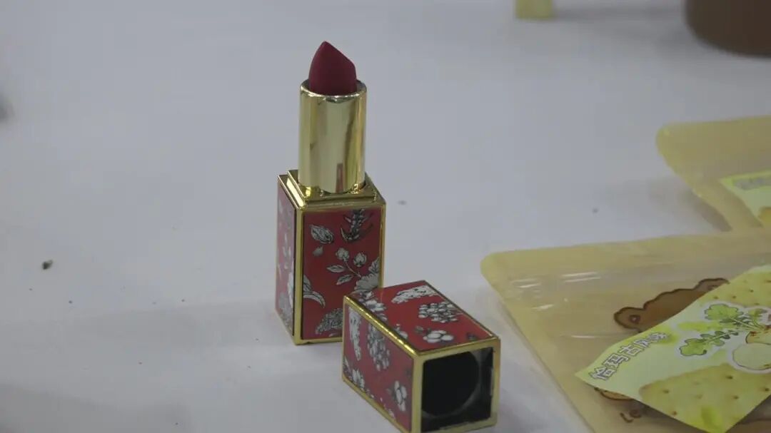 南昌医学院学生团队研发的含有“赣十味”原料的“中药+”口红。.jpg