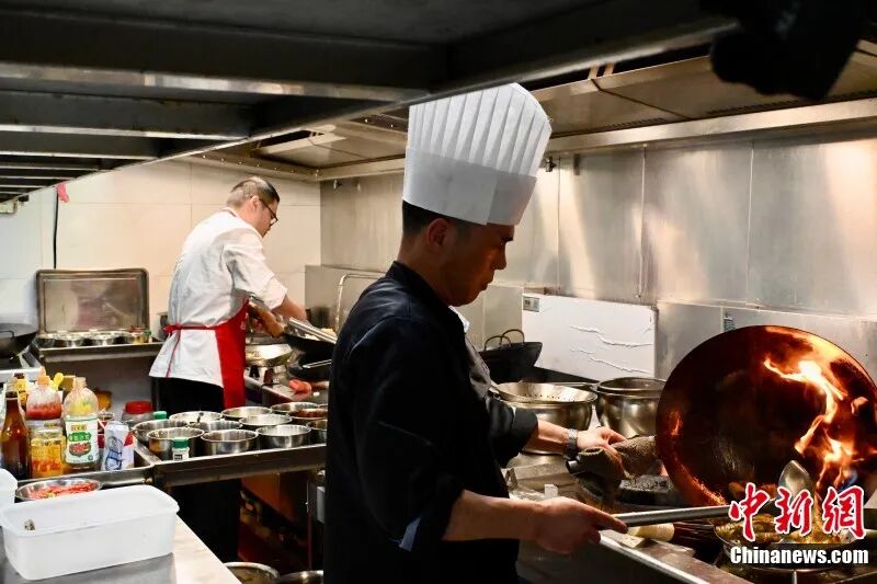 图为厨师正在烧制鱼宴。 卢梦梦 摄.jpg