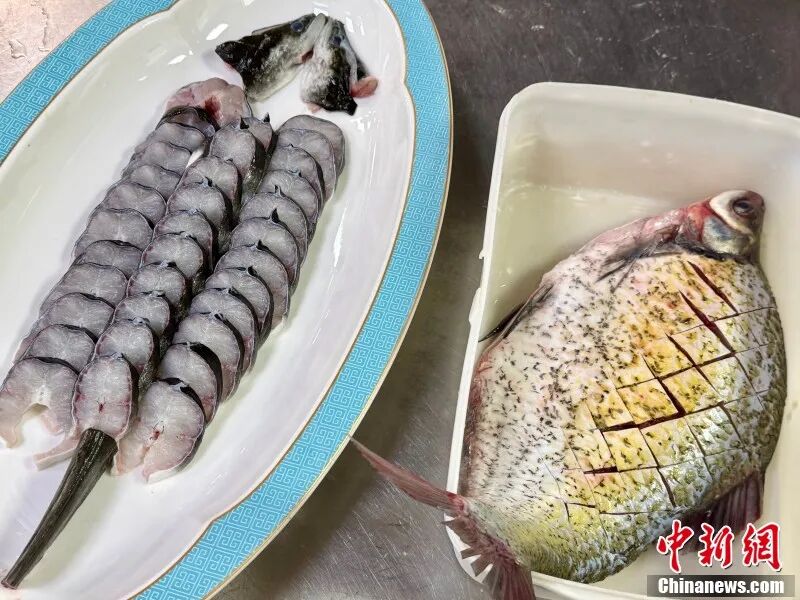 图为处理好待烧制的鱼。 卢梦梦 摄.jpg