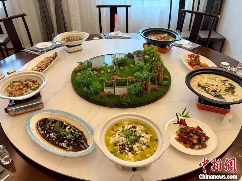 图为江西九江八里湖新区全鱼宴。 卢梦梦 摄.jpg