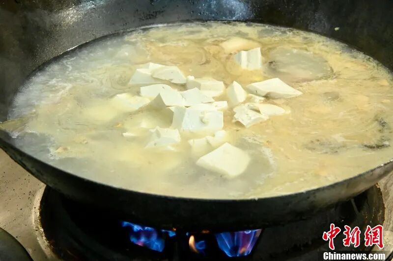 图为正在烧制的鱼肉炖豆腐。 卢梦梦 摄.jpg
