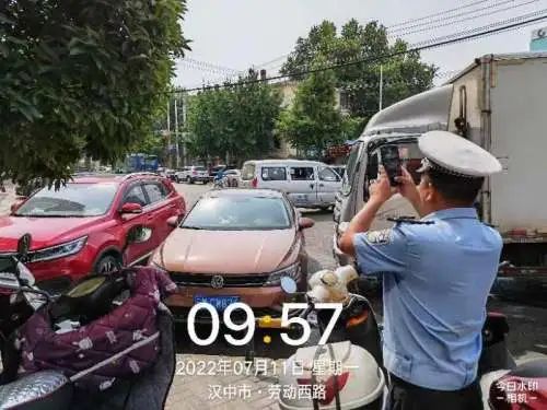 漢中交警將對中心城區(qū)車輛亂停亂放進行集中整治