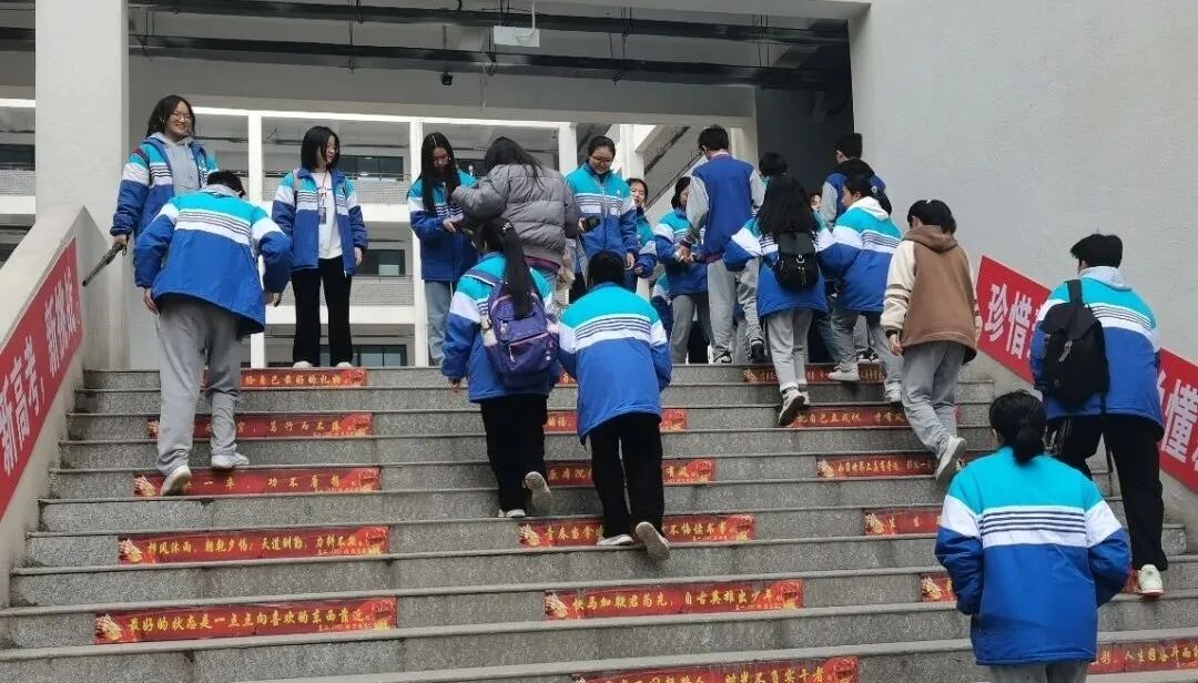 三比三争践行动宜春一中开展手机管理专项整治活动