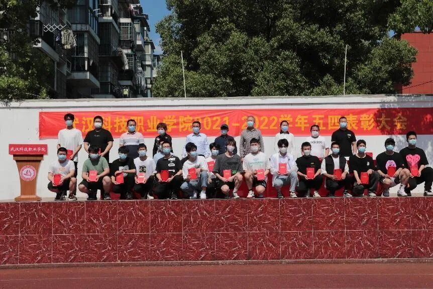 弘扬五四精神，争做青年典范