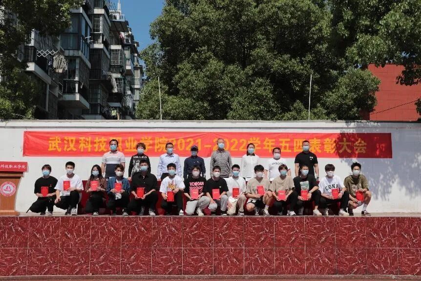 弘扬五四精神，争做青年典范