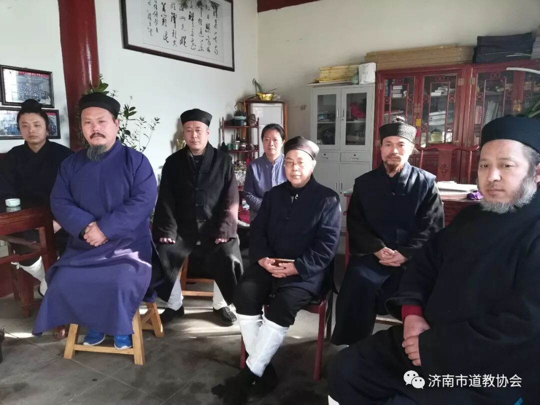 济南市道教协会组织班子成员及场所负责人收听收看十三届全国人民代表大会第一次会议开幕式