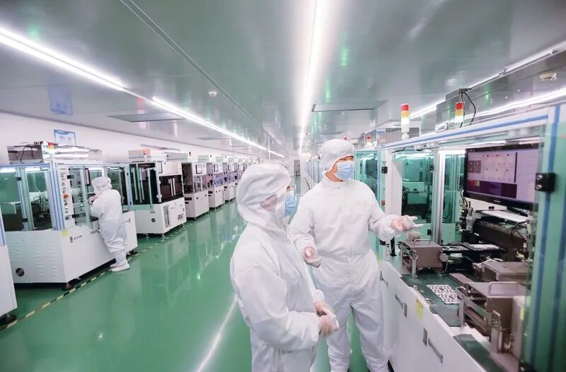 近年来，珠三角地区凭借技术优势与全链条服务，推动电子信息产业高质量发展。企业抢抓产业机遇，创新服务模式，主动前移服务端口，持续加快关键电子元器件国产替代。图为2026年3月16日，在深圳市大鹏新区，一家从事电子元器件研发制造的科技公司的生产线正在高效运转。 广东省委宣传部供图 刘钢/摄