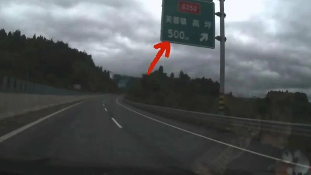 一头撞上大货车油箱!