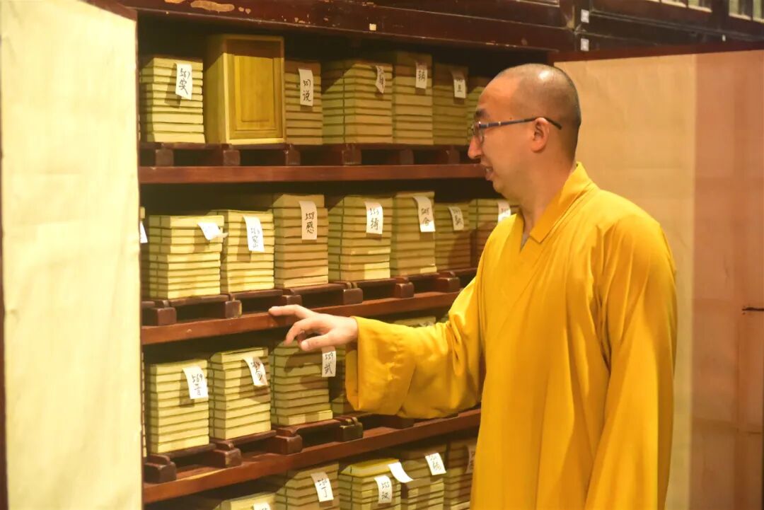 栖霞古寺农历六月初六举行传统晒经活动