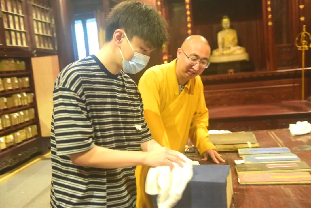 栖霞古寺农历六月初六举行传统晒经活动