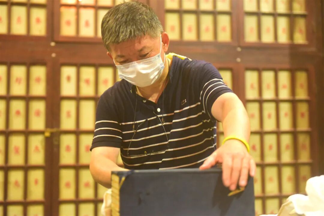 栖霞古寺农历六月初六举行传统晒经活动