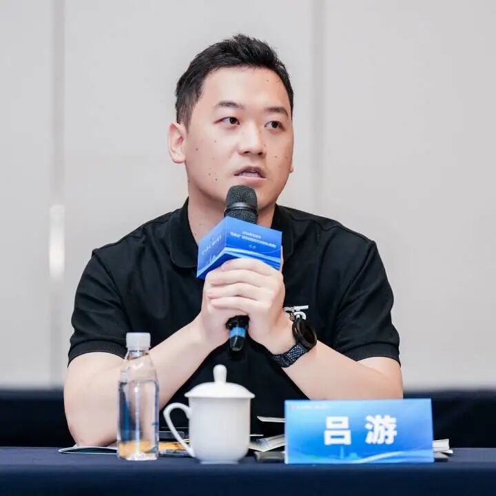 人才政策作详细说明,市科技镇长团成员张伟分享了作为校企合作的桥梁