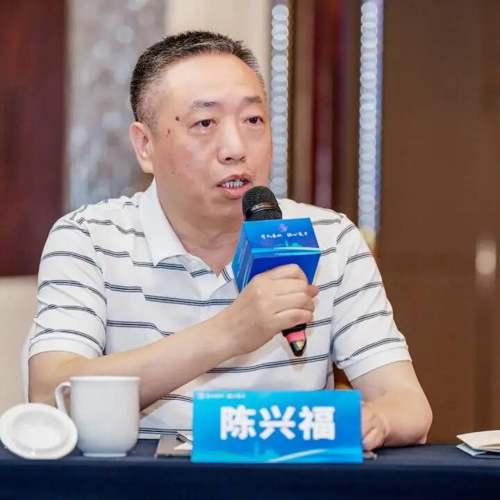 人才政策作详细说明,市科技镇长团成员张伟分享了作为校企合作的桥梁