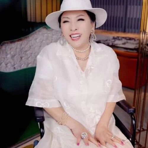 郭碧婷带女儿买鱼接地气!打扮朴素坐长椅休息,保姆贴心挡阳光,网友:豪门清流!