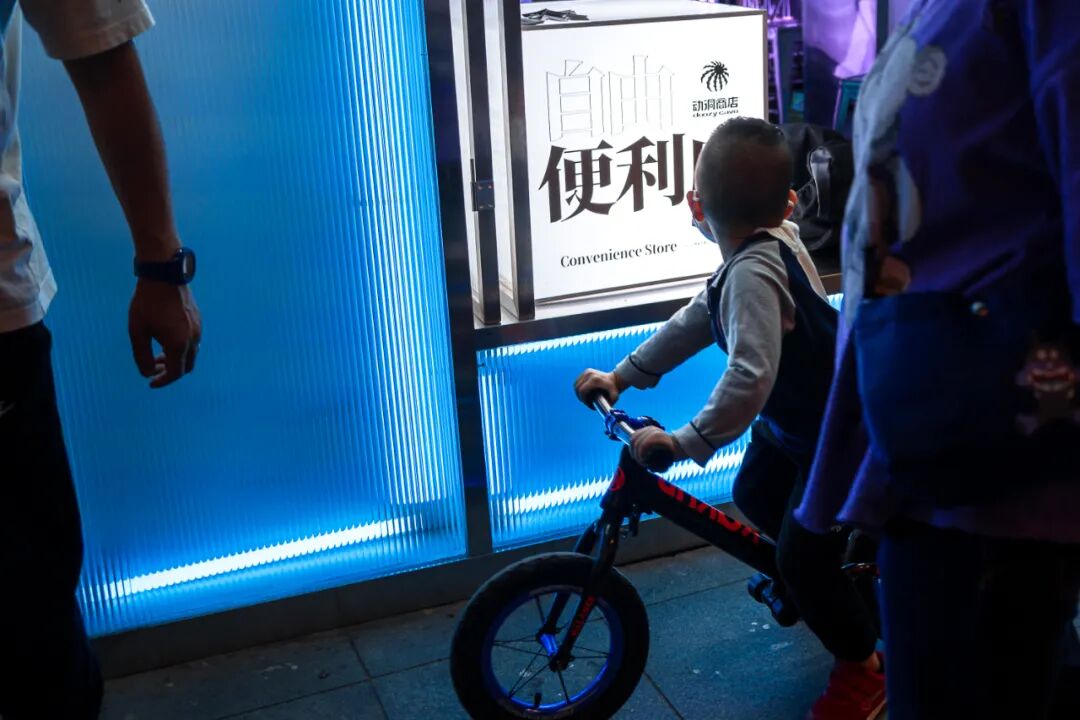 ɳ���¿�һ���ܿ��ݳ��ı����꣬�����׼ң���ӭ������