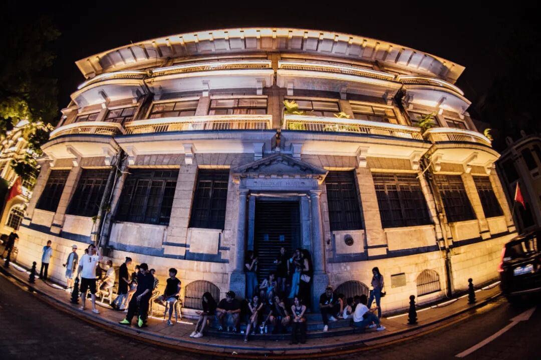 ɳ���¿�һ���ܿ��ݳ��ı����꣬�����׼ң���ӭ������