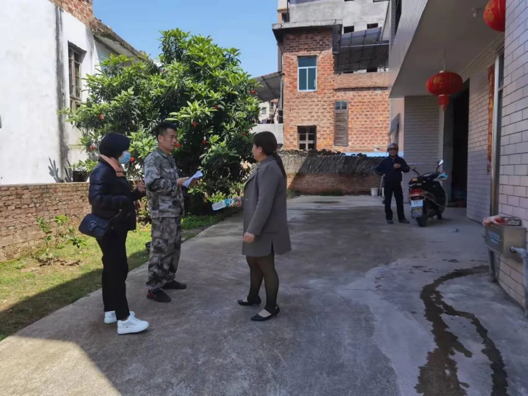 利用集中扫墓,中午,晚上等有利时机,深入田间山头,村民家中,向红线内