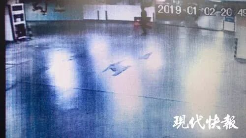 女司机停车场遭持刀抢劫 做了这个动作逃过一劫