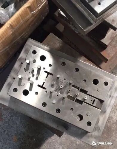 模具钢Cr12MoV刃口现场补焊工艺的图5