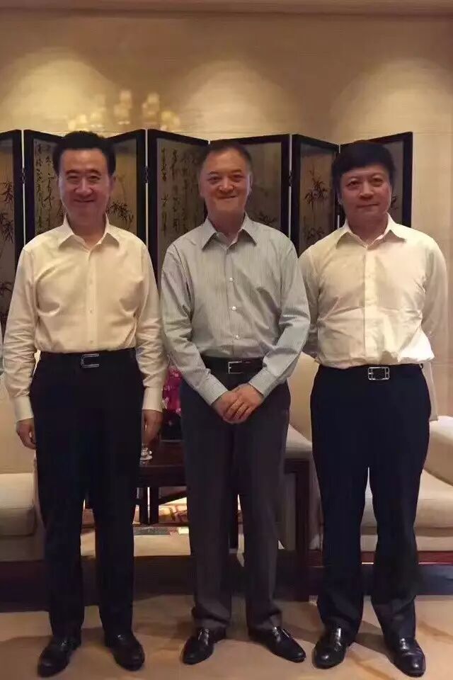 融创集团董事长孙宏斌(下图右),富力地产董事长李思廉(下图中),富力