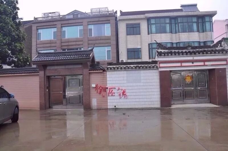 江阴一男子为讨债朝人家大门喷油漆 没想到摸错了门