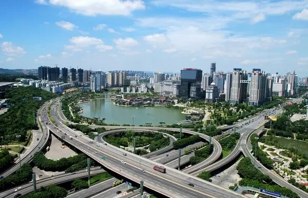 【南宁羽毛球爱好社团】震惊 | 东葛园湖路口一出租车冲破交警卡,原因