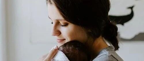 妈妈母乳喂养小宝宝，出现头痛、肚子痛、乳房痛，如何解决？