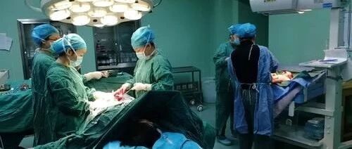 产后4小时，产妇用了8卷卫生纸，助产士发现异常，按响了呼叫铃