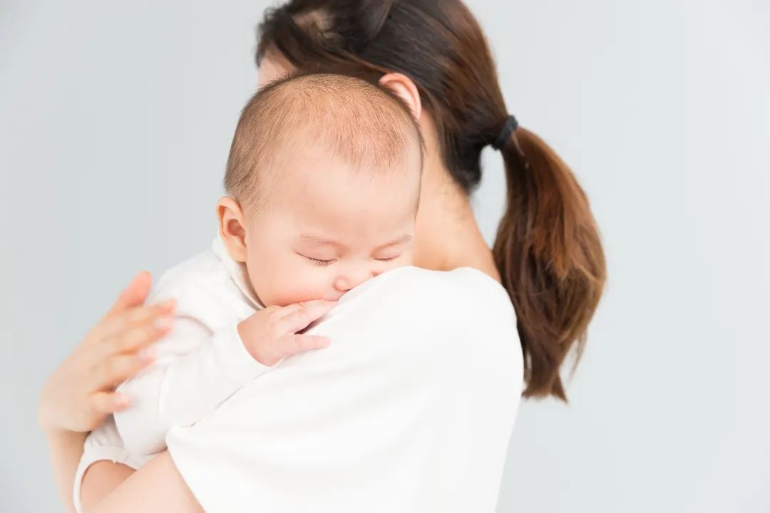 奶少、乳頭皸裂、堵奶、乳腺炎……如何應對母乳餵養常見問題？ 寶寶出生第一年，當媽的越早知道這些事越好！ 親子 第1張