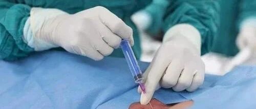 深夜产房故事：剖宫产手术，医生只注射了一针麻醉药，产妇却拼命要求加量！