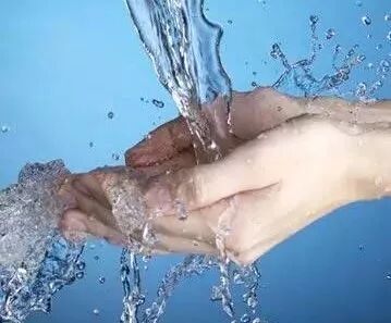 学会喝水 10年后你会感谢你自己