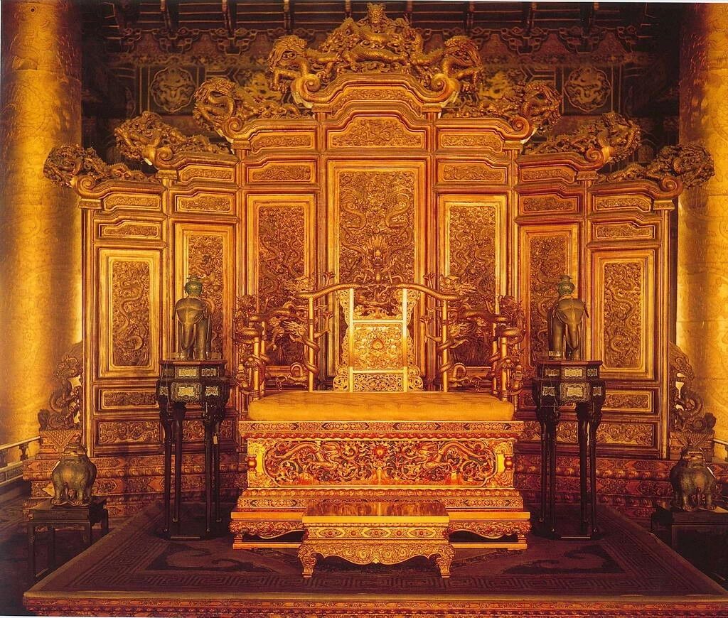 金銮殿上雕有云龙纹的皇帝宝座,是世界舞台的璀璨焦点.