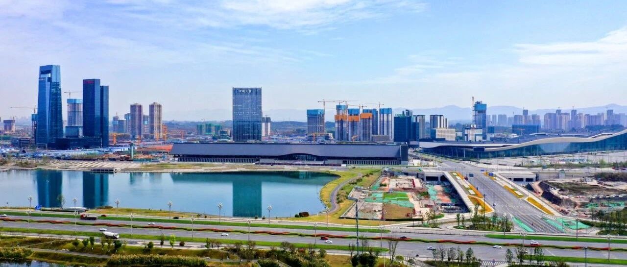 推动天府新区金融平台建设，积极导入更多项目