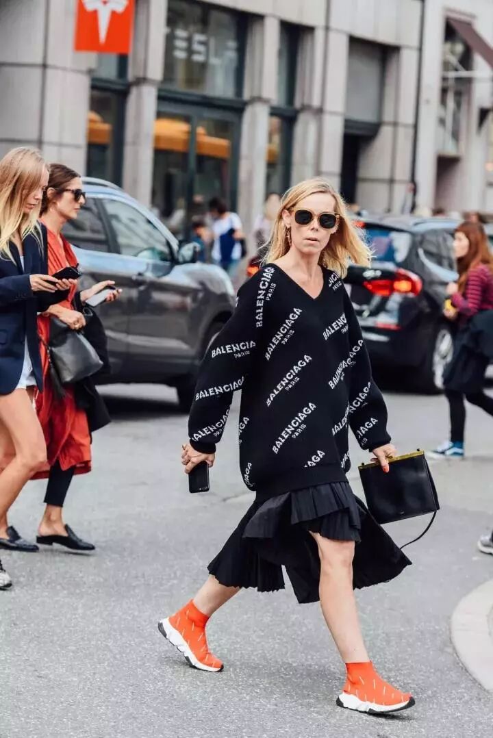 我打賭，19年開春穿上「花毛衣」，才最時髦好看！ 家居 第38張