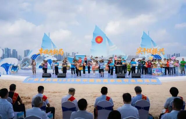 活动主会场，农民共话丰收。