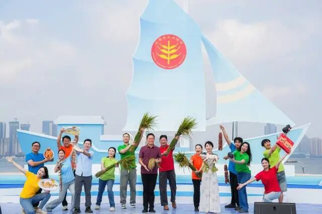 三位新农人分享丰收喜悦。