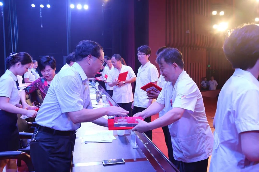 20180818 首届医师节-王克民、刘玉清获得“好医生”.JPG