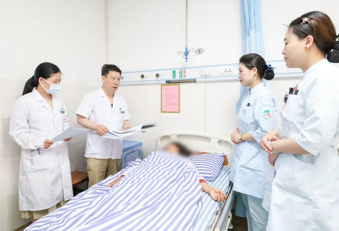 陆为民查房.jpg