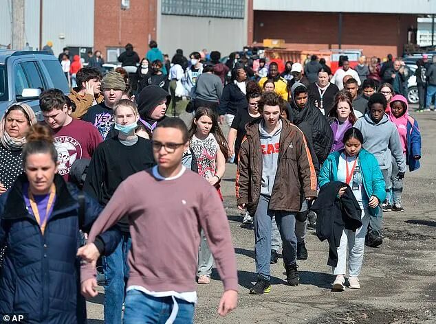 校园8声枪响，师生惊魂跳窗，1学生中弹血流不止，凶手持枪在逃（组图） - 11