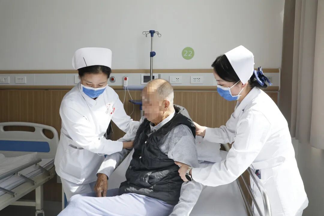 医院儿童病床为什么高【我眼中的巴州人民医院主题征文】时光深处的灯：我眼中的巴州人民医院_https://www.jmylbn.com_新闻资讯_第22张