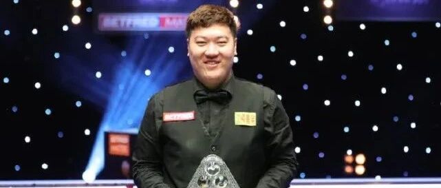 台球|4-3赢赛点，中国00后2-3落后连扳2局，强大心脏力压世界第4罗伯逊