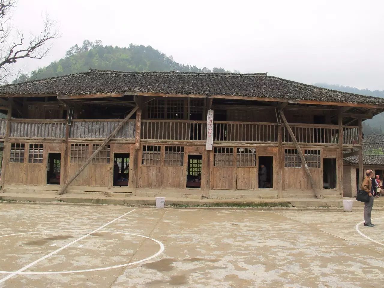 这里本是一所建在高山上的山区贫困小学.