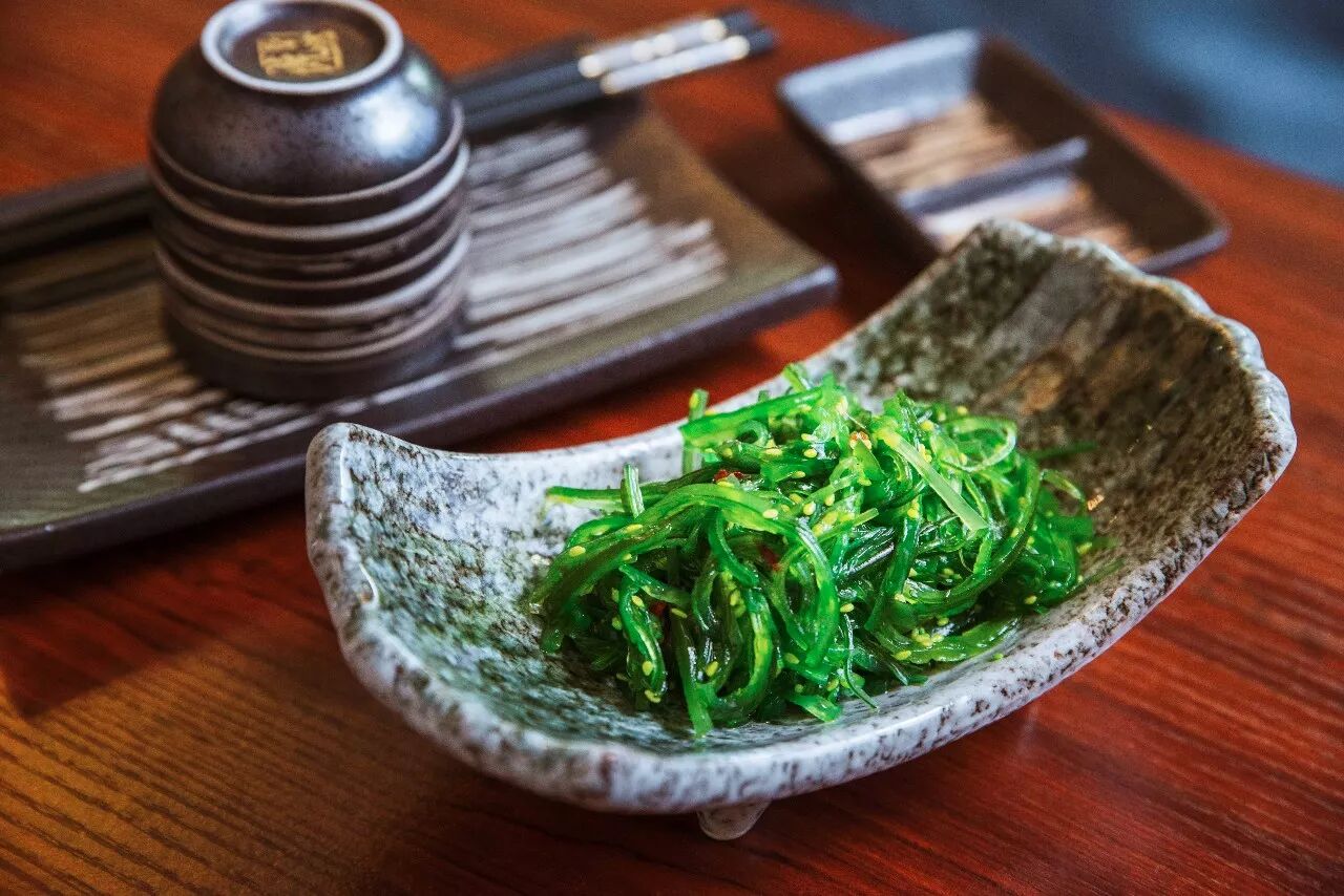 你还能得到一份鲜味十足的海草小吃